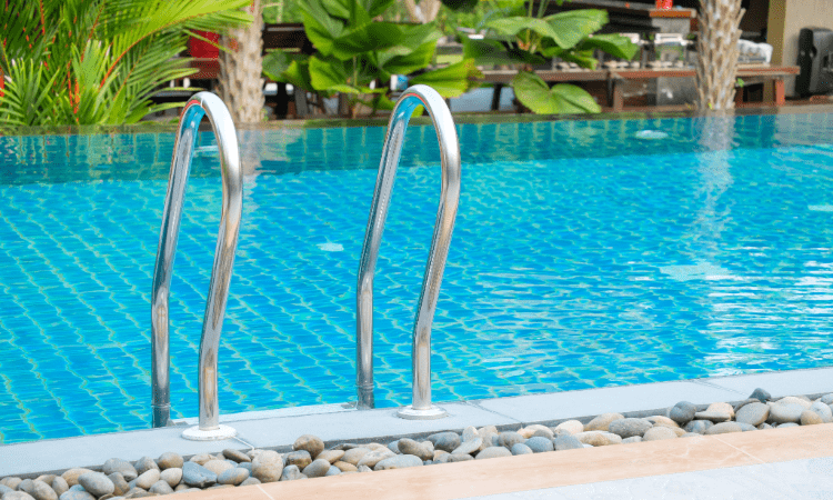 Análisis del agua de piscinas y spas: bacterias y riesgos químicos