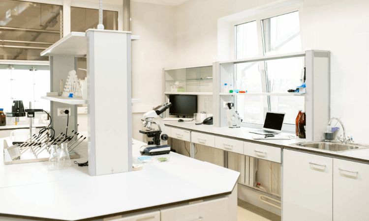 Mise en place d'un laboratoire conforme aux BPL : un guide étape par étape pour réussir